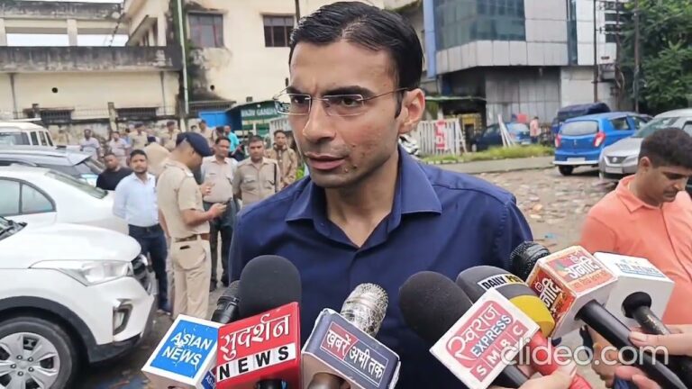 नहीं थम रहा डीएम का निरीक्षण अभियान जनता की शिकायत पर जिलाधिकारी सविन बसंल ने तहसील सदर का औचक निरीक्षण किया।