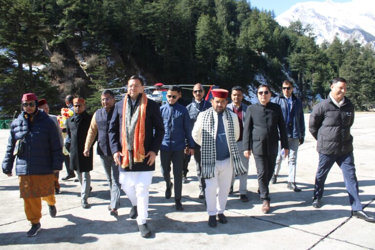 मुख्यमंत्री श्री पुष्कर सिंह धामी ने हर्षिल-मुखवा क्षेत्र का भ्रमण कर प्रधानमंत्री के प्रस्तावित दौरे को लेकर की जा रही तैयारियों का स्थलीय निरीक्षण किया।