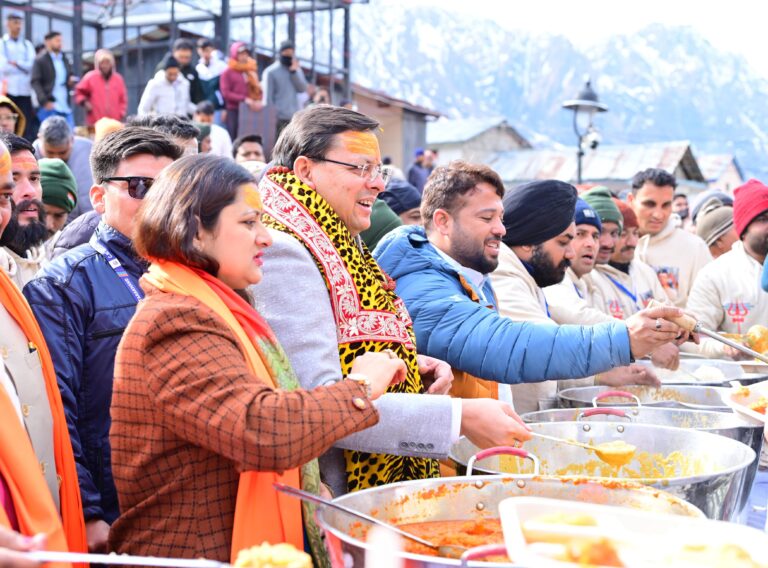 केदारनाथ में मुख्य सेवक भंडारा में मुख्यमंत्री ने श्रद्धालुओं को वितरित किया प्रसाद।