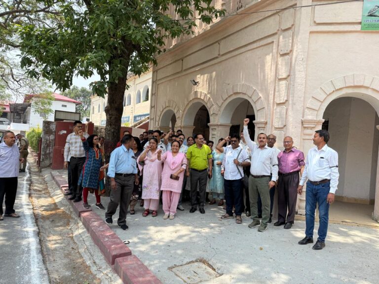 प्रदेश के अशासकीय महाविद्यालयों के लिए सरकार द्वारा वेतन अनुदान जारी किए जाने के बाद भी निदेशालय स्तर पर अभी तक वेतन जारी नहीं किया गया है, जिसके विरोध में शिक्षकों व कर्मचारियों ने काली पट्टी बांधकर अपना विरोध दर्ज कराया है।