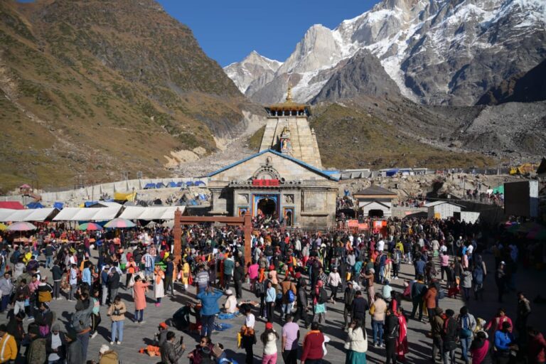 श्री केदारनाथ धाम यात्रा हर वर्ष नए कीर्तिमान स्थापित कर रही है। एक ओर जहां बाबा केदारनाथ के दर्शन को देश विदेश से पहुंचने वाले श्रद्धालुओं का आंकड़ा नए रिकॉर्ड कायम कर रहा है वहीं स्थानीय लोगों के रोजगार को भी बढ़ती हुई यात्रा से लगातार लाभ मिल रहा है।