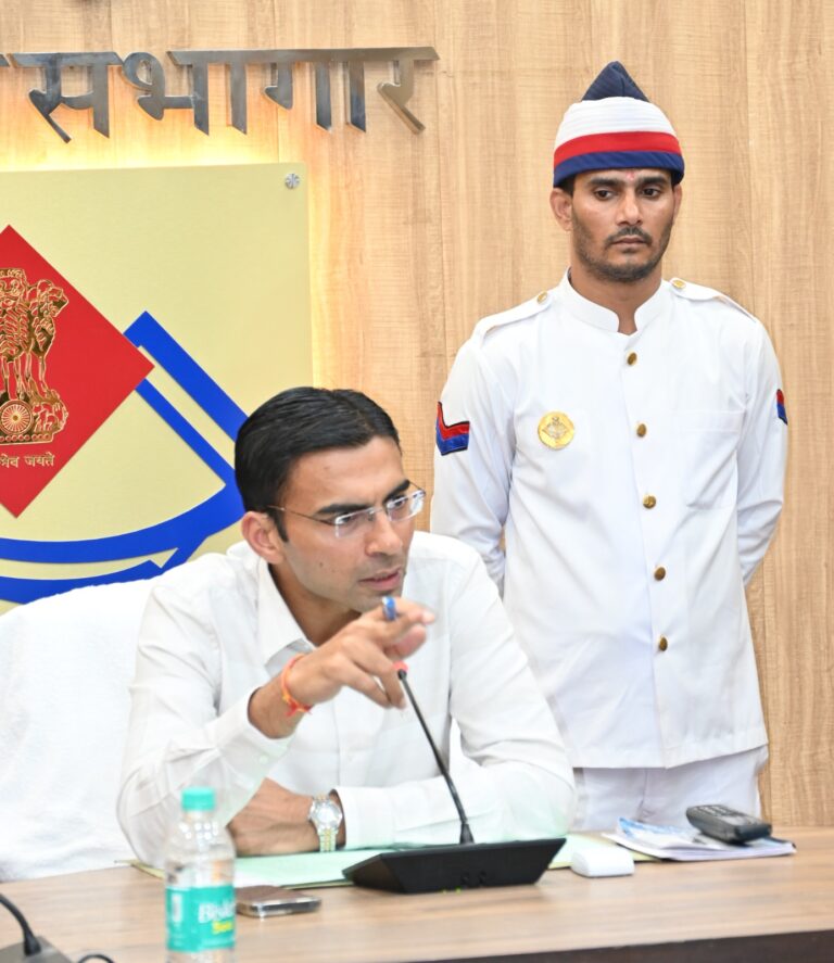 अब डीएम ने दफ्तर में जुआ खेलने वालों पर पैनी नजर डाली, तत्काल सख्त कार्रवाई की, निलंबित किया l