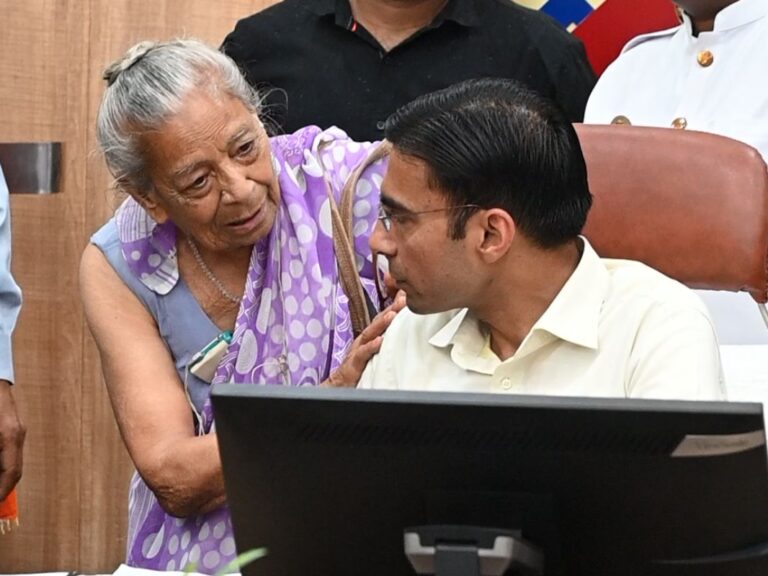 पिछले दिनों डीएम ने पीड़ित बुजुर्ग दम्पति द्वारा अपने बेटे को दिए गए बंगले के कारोबार की गिफ्ट डीड को निरस्त कर दिया था।