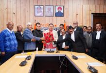 अध्यक्ष संघर्ष समिति बार एसोसिएशन देहरादून के पदाधिकारियों ने मुख्यमंत्री से मुलाकात कर विभिन्न समस्याओं से संबंधित ज्ञापन सौंपा।