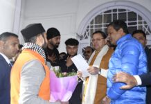 मुख्यमंत्री पुष्कर सिंह धामी ने गुरुवार को नैनीताल प्रवास के दौरान प्रशासनिक अकादमी नैनीताल में जिले के विभिन्न क्षेत्रों से आए लोगों से मुलाकात की और उनकी समस्याएं सुनीं।