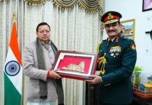 गढ़वाल राइफल्स रेजिमेंट के कर्नल, लेफ्टिनेंट जनरल डी.एस. राणा ने मुख्यमंत्री पुष्कर सिंह धामी से मुख्यमंत्री के आवास पर मुलाकात की।