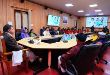 मुख्यमंत्री श्री पुष्कर सिंह धामी ने जन प्रतिनिधियों और संस्कृति स्कूल के बच्चों के साथ प्रधानमंत्री श्री नरेंद्र मोदी के ‘मन की बात’ कार्यक्रम का 131वां एपिसोड सुना।