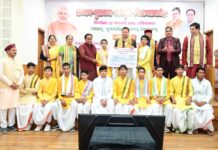 मुख्यमंत्री पुष्कर सिंह धामी ने मुख्यमंत्री शिविर कार्यालय में स्थित मुख्य सेवक आवास में आयोजित संस्कृत छात्र प्रतिभा सम्मान कार्यक्रम में भाग लिया।