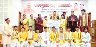 मुख्यमंत्री पुष्कर सिंह धामी ने मुख्यमंत्री शिविर कार्यालय में स्थित मुख्य सेवक आवास में आयोजित संस्कृत छात्र प्रतिभा सम्मान कार्यक्रम में भाग लिया।