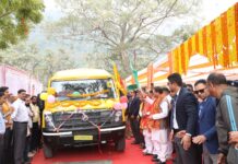 मुख्यमंत्री ने सीएसआर फंड के तहत प्राप्त दो वाहनों को हरी झंडी दिखाकर रवाना किया।