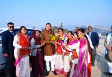 मुख्यमंत्री श्री पुष्कर सिंह धामी के भराड़ीसैंण (गैरसैंण) आगमन पर विधायक श्री अनिल नौटियाल, जिलाधिकारी चमोली श्री गौरव कुमार, एसपी श्री सुरजीत सिंह पंवार एवं स्थानीय लोगों ने उनका स्वागत किया।