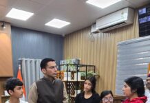 आठ साल से लापता पति और दो विकलांग बेटियों सहित पांच बच्चों की जिम्मेदारी से दबी मीना ठाकुर की मदद के लिए जिला प्रशासन आगे आया; सीएसआर फंड से एक लाख रुपये हस्तांतरित किए गए।