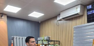 आठ साल से लापता पति और दो विकलांग बेटियों सहित पांच बच्चों की जिम्मेदारी से दबी मीना ठाकुर की मदद के लिए जिला प्रशासन आगे आया; सीएसआर फंड से एक लाख रुपये हस्तांतरित किए गए।