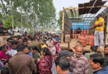 ऐजेंसी पर ही वितरित किए गैस सिलेंडर; ऐजेंसी पर भारी भीड़ से कानून व्यवस्था बिगड़ने की थी प्रबल संभावना; डीएम की क्यूआरटी ने दर्ज कराया मुकदमा