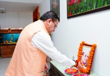 मुख्यमंत्री पुष्कर सिंह धामी ने उत्तर प्रदेश के पूर्व मुख्यमंत्री स्वर्गीय हेमवती नंदन बहुगुणा की पुण्यतिथि के अवसर पर उनके चित्र पर पुष्पांजलि अर्पित कर उन्हें भावभीनी श्रद्धांजलि दी।