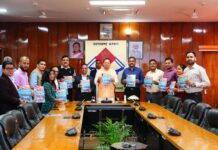 मुख्यमंत्री पुष्कर सिंह धामी ने सचिवालय में उत्तराखंड सचिवालय बैडमिंटन क्लब द्वारा प्रकाशित स्मारिका “बेहतर कल के लिए प्रार्थना” का विमोचन किया।