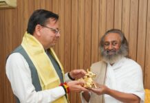 मुख्यमंत्री पुष्कर सिंह धामी ने ऋषिकेश में श्री श्री रवि शंकर जी से शिष्टाचार भेंट की और उनका आशीर्वाद प्राप्त किया।