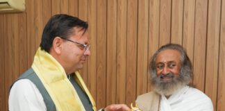 मुख्यमंत्री पुष्कर सिंह धामी ने ऋषिकेश में श्री श्री रवि शंकर जी से शिष्टाचार भेंट की और उनका आशीर्वाद प्राप्त किया।