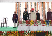 शुक्रवार को लोक भवन में आयोजित शपथ ग्रहण समारोह में राज्यपाल लेफ्टिनेंट जनरल गुरमीत सिंह (सेवानिवृत्त) ने उत्तराखंड सरकार की मंत्रिपरिषद के नव नियुक्त मंत्रियों को पद और गोपनीयता की शपथ दिलाई।