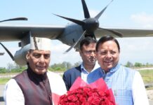 मुख्यमंत्री श्री पुष्कर सिंह धामी ने केंद्रीय रक्षा मंत्री श्री राजनाथ सिंह के देवभूमि उत्तराखंड आगमन पर पंतनगर एयरपोर्ट पर उनका स्वागत किया।