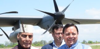 मुख्यमंत्री श्री पुष्कर सिंह धामी ने केंद्रीय रक्षा मंत्री श्री राजनाथ सिंह के देवभूमि उत्तराखंड आगमन पर पंतनगर एयरपोर्ट पर उनका स्वागत किया।