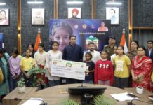 नवरात्र के पावन अवसर पर डीएम ने की देवियों की स्तुति; 10 बालिकाओं की शिक्षा पुनर्जीवित