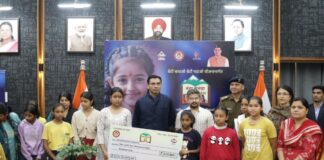 नवरात्र के पावन अवसर पर डीएम ने की देवियों की स्तुति; 10 बालिकाओं की शिक्षा पुनर्जीवित