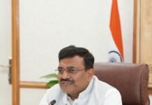 मुख्य सचिव श्री आनंद बर्द्धन की अध्यक्षता में सोमवार को सचिवालय में जिलाधिकारियों के साथ बैठक आयोजित हुई।