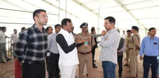 मुख्य सचिव श्री आनंद वर्धन, पुलिस महानिदेशक श्री दीपम सेठ ने प्रधानमंत्री श्री नरेंद्र मोदी के दौरे की तैयारियों के सिलसिले में कार्यक्रम स्थल का मौके पर जाकर निरीक्षण किया।