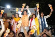 देहरादून में CM धामी के नेतृत्व में ‘महिला आक्रोश मशाल यात्रा’ के लिए भारी भीड़ उमड़ी।