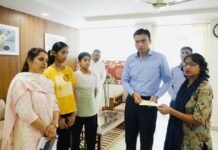 ज़िला प्रशासन ने कैंसर से पीड़ित विधवा सुनीता को बड़ी राहत दी: बेटे का स्कूल में दाखिला कराया गया, ‘नंदा-सुनंदा’ योजना के तहत बेटी की पढ़ाई फिर से शुरू कराई गई, और राइफ़ल क्लब फ़ंड से ₹50,000 की आर्थिक सहायता दी गई।