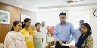 ज़िला प्रशासन ने कैंसर से पीड़ित विधवा सुनीता को बड़ी राहत दी: बेटे का स्कूल में दाखिला कराया गया, ‘नंदा-सुनंदा’ योजना के तहत बेटी की पढ़ाई फिर से शुरू कराई गई, और राइफ़ल क्लब फ़ंड से ₹50,000 की आर्थिक सहायता दी गई।