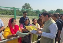 मुख्यमंत्री पुष्कर सिंह धामी ने लोहियाहेड हेलीपैड पर जनता और जनप्रतिनिधियों से मुलाकात की, उनकी शिकायतें सुनीं और अधिकारियों को समस्याओं के समाधान के निर्देश दिए।