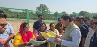 मुख्यमंत्री पुष्कर सिंह धामी ने लोहियाहेड हेलीपैड पर जनता और जनप्रतिनिधियों से मुलाकात की, उनकी शिकायतें सुनीं और अधिकारियों को समस्याओं के समाधान के निर्देश दिए।