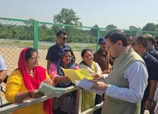 मुख्यमंत्री पुष्कर सिंह धामी ने लोहियाहेड हेलीपैड पर जनता और जनप्रतिनिधियों से मुलाकात की, उनकी शिकायतें सुनीं और अधिकारियों को समस्याओं के समाधान के निर्देश दिए।