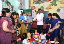 मुख्य सचिव आनन्द बर्द्धन ने जनपद भ्रमण कार्यक्रम के दूसरे दिन टिहरी गढ़वाल के बौराड़ी क्षेत्र में विद्यालय, आंगनबाड़ी केन्द्र, पुस्तकालय एवं खेल सुविधाओं का किया निरीक्षण l