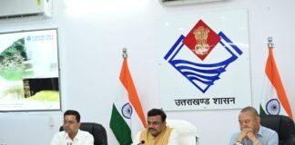 मुख्य सचिव श्री आनंद बर्धन की अध्यक्षता में ज़िला-स्तरीय गतिविधियों के संबंध में एक समीक्षा बैठक आयोजित की गई, जिसमें टिहरी गढ़वाल ज़िले के सभी ज़िला-स्तरीय अधिकारियों ने भाग लिया।