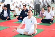 मुख्यमंत्री श्री पुष्कर सिंह धामी ने बनबसा में सामूहिक योग सत्र में भाग लिया और लोगों से योग को अपनी रोज़मर्रा की ज़िंदगी का हिस्सा बनाने का आग्रह किया।