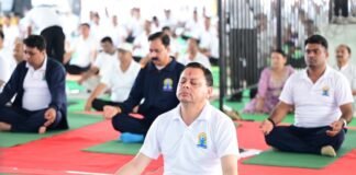 मुख्यमंत्री श्री पुष्कर सिंह धामी ने बनबसा में सामूहिक योग सत्र में भाग लिया और लोगों से योग को अपनी रोज़मर्रा की ज़िंदगी का हिस्सा बनाने का आग्रह किया।