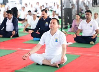 मुख्यमंत्री श्री पुष्कर सिंह धामी ने बनबसा में सामूहिक योग सत्र में भाग लिया और लोगों से योग को अपनी रोज़मर्रा की ज़िंदगी का हिस्सा बनाने का आग्रह किया।
