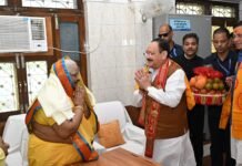 केंद्रीय स्वास्थ्य और परिवार कल्याण मंत्री श्री जे.पी. नड्डा और मुख्यमंत्री श्री पुष्कर सिंह धामी ने शांतिकुंज का दौरा किया और गायत्री परिवार की मार्गदर्शक प्रमुख आदरणीय शैल दीदी से मुलाकात की।