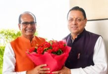 मुख्यमंत्री श्री पुष्कर सिंह धामी ने केंद्रीय कृषि एवं किसान कल्याण तथा ग्रामीण विकास मंत्री श्री शिवराज सिंह चौहान के देवभूमि उत्तराखण्ड आगमन पर उनका स्वागत एवं अभिनंदन किया।