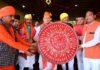 देवीधुरा में ‘बगवाल’ के दौरान फलों और फूलों की बारिश हुई; मुख्यमंत्री पुष्कर सिंह धामी ने लाखों श्रद्धालुओं के साथ इस ऐतिहासिक पाषाण-युद्ध को देखा।