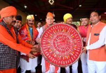 देवीधुरा में ‘बगवाल’ के दौरान फलों और फूलों की बारिश हुई; मुख्यमंत्री पुष्कर सिंह धामी ने लाखों श्रद्धालुओं के साथ इस ऐतिहासिक पाषाण-युद्ध को देखा।