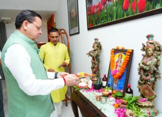 आयुर्वेद दिवस के अवसर पर, मुख्यमंत्री श्री पुष्कर सिंह धामी ने भगवान धन्वंतरि की पूजा-अर्चना की और राज्य के लोगों के अच्छे स्वास्थ्य, समृद्धि और कल्याण के लिए प्रार्थना की।