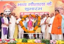 मुख्यमंत्री ने खटीमा के हल्दिघेरा में ₹7.23 करोड़ की लागत से बनी गौशाला का उद्घाटन किया और ₹108.84 करोड़ की लागत वाली 15 विकास परियोजनाओं की आधारशिला रखी।