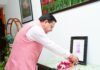 मुख्यमंत्री श्री पुष्कर सिंह धामी ने स्वर्गीय अशोक सिंघल को पुष्पांजलि अर्पित की और उन्हें भावपूर्ण स्मरण किया।