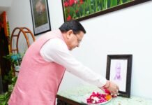 मुख्यमंत्री श्री पुष्कर सिंह धामी ने स्वर्गीय अशोक सिंघल को पुष्पांजलि अर्पित की और उन्हें भावपूर्ण स्मरण किया।