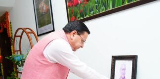 मुख्यमंत्री श्री पुष्कर सिंह धामी ने स्वर्गीय अशोक सिंघल को पुष्पांजलि अर्पित की और उन्हें भावपूर्ण स्मरण किया।