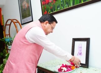 मुख्यमंत्री श्री पुष्कर सिंह धामी ने स्वर्गीय अशोक सिंघल को पुष्पांजलि अर्पित की और उन्हें भावपूर्ण स्मरण किया।